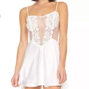 FLORA NIKROOZ never worn (2 pieces) Showstopper Charmeuse Chemise and robe